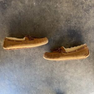 UGG Dakota Women Size 7 Suede Shearling Moccasins Slippers Chestnut